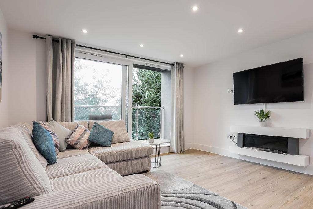 Stylish Town Centre Apartment, W Parking, Nr Beach Bournemouth Eksteriør billede