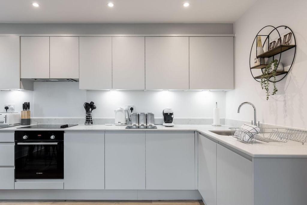 Stylish Town Centre Apartment, W Parking, Nr Beach Bournemouth Eksteriør billede