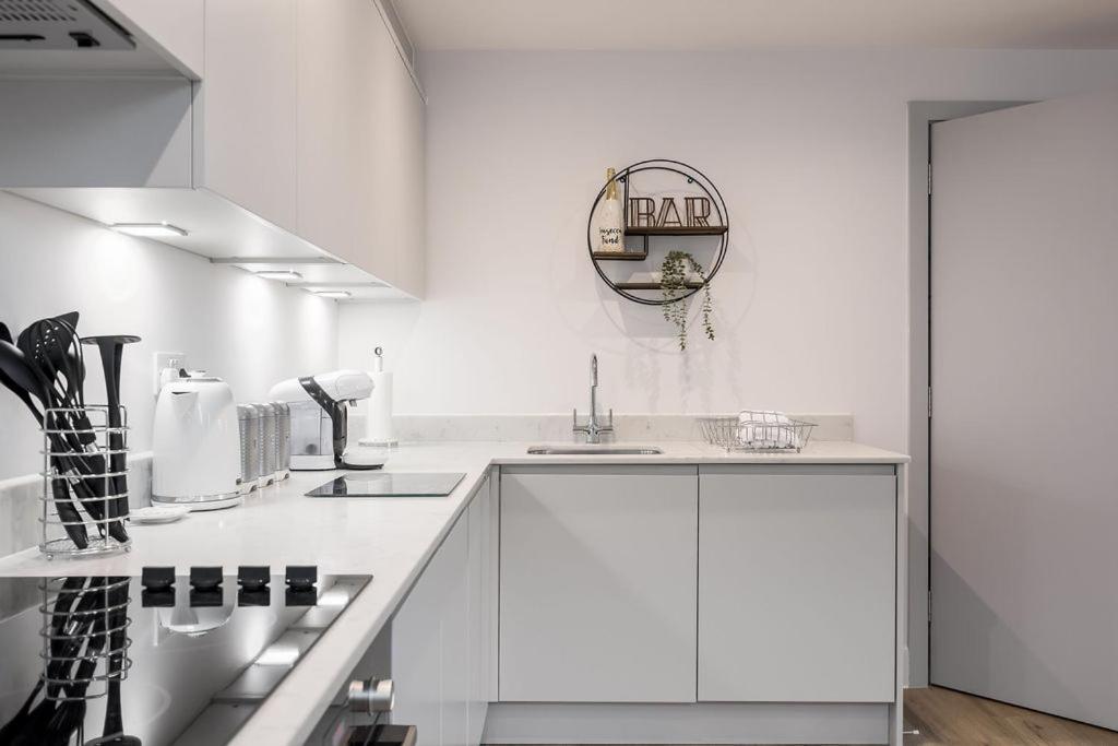 Stylish Town Centre Apartment, W Parking, Nr Beach Bournemouth Eksteriør billede