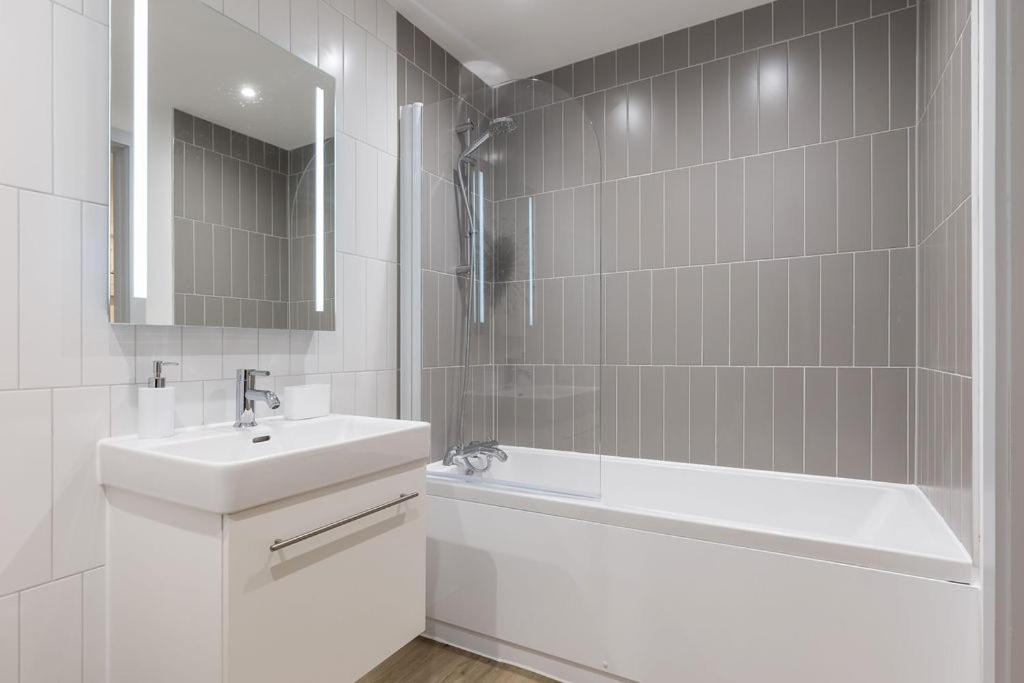 Stylish Town Centre Apartment, W Parking, Nr Beach Bournemouth Eksteriør billede